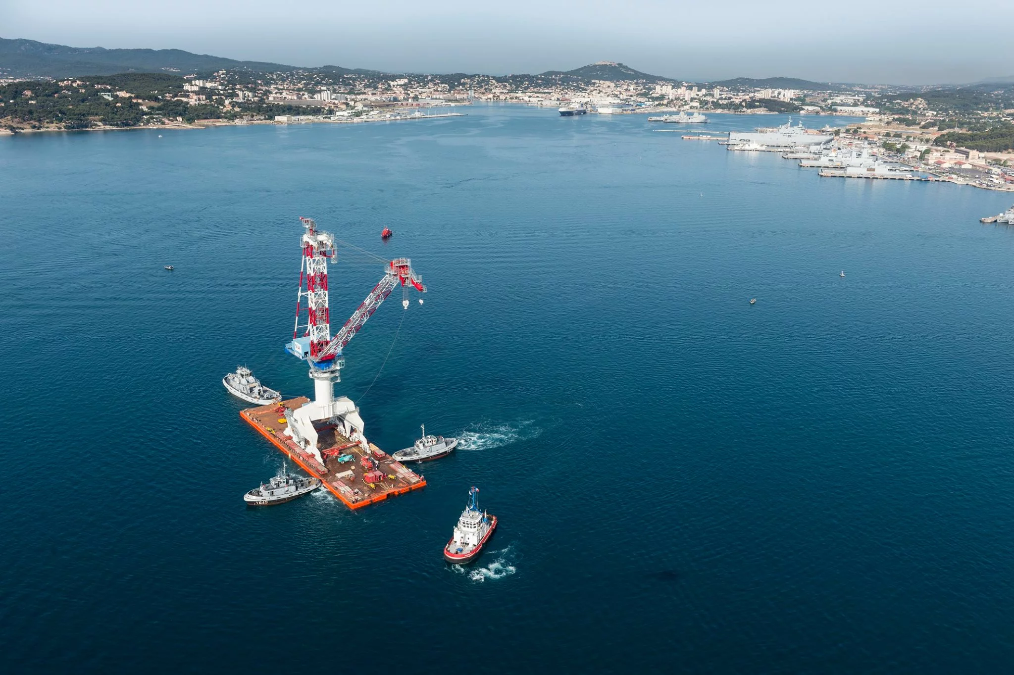 La grue 10B transférée par barge de La Seyne au port militaire de Toulon
