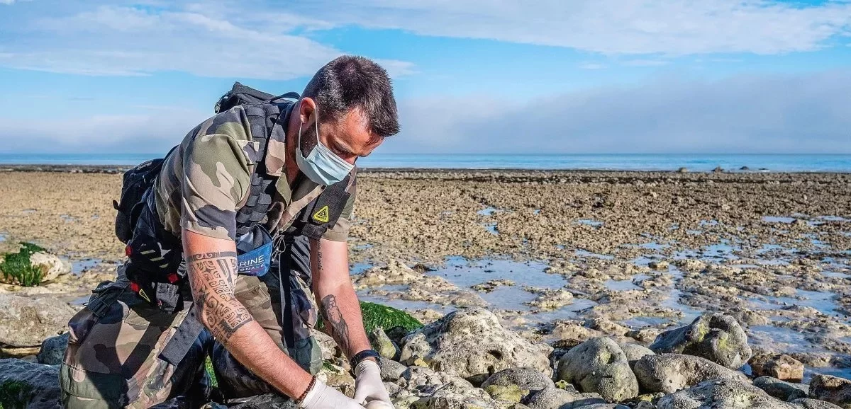 Un plongeur démineur se prépare à pétarder un obus