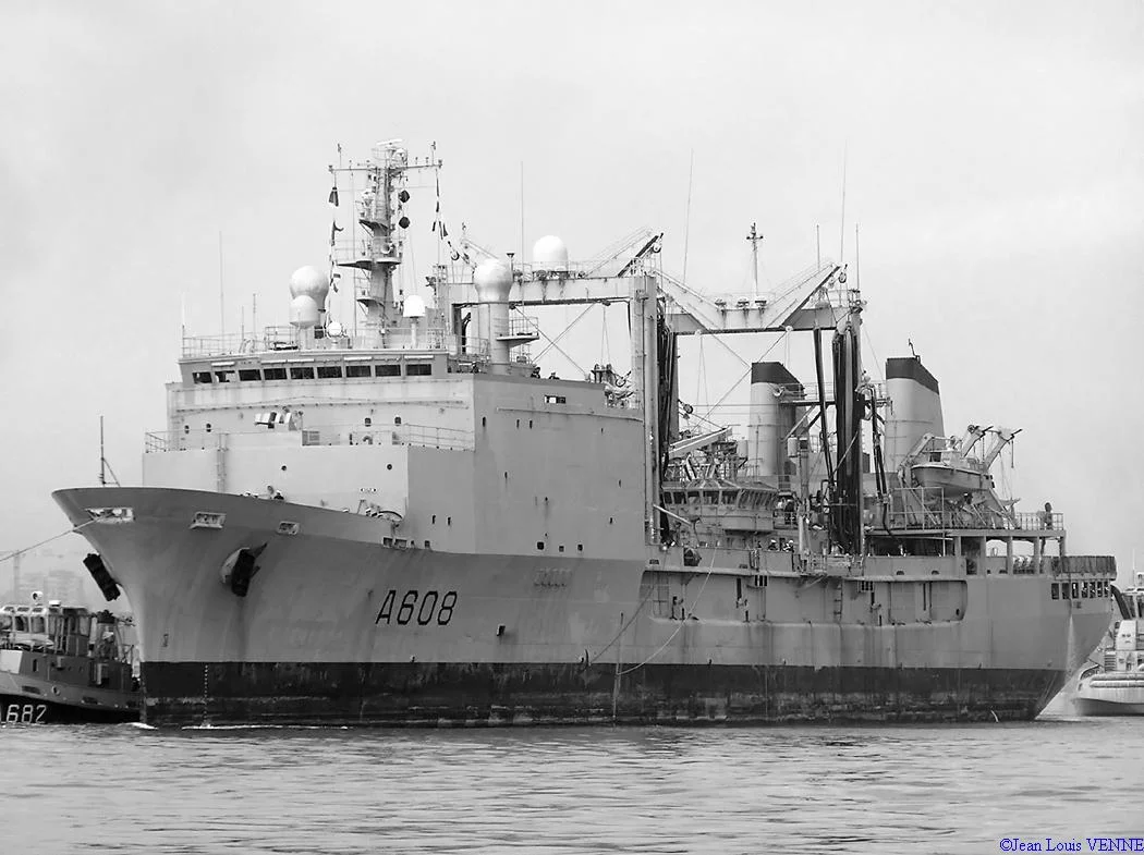 Le Var remorqué vers le Lazaret