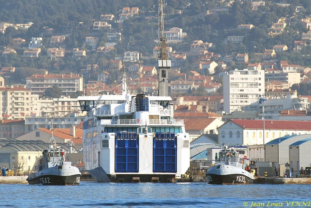 Le Liamone entre dans un bassin de DCNS à Toulon