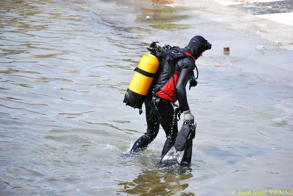 Deux plongeurs de la base navale