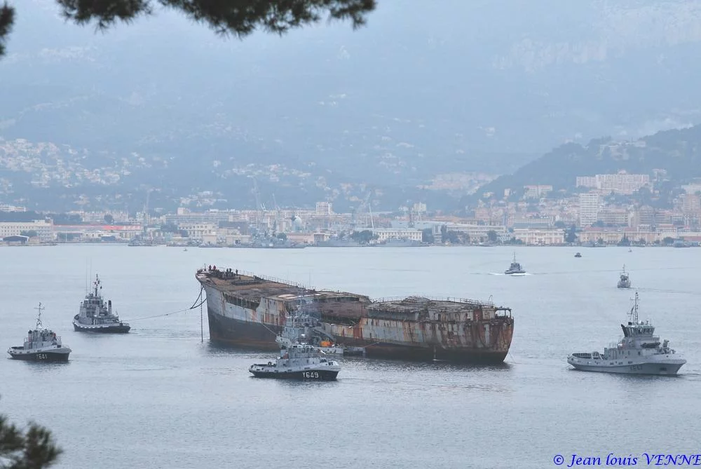 Arrivée à Toulon de la coque de l’ex-pétrolier Saône