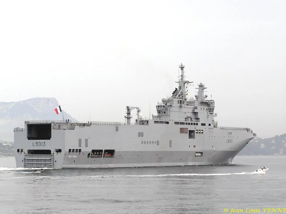 Le Mistral appareille pour des essais