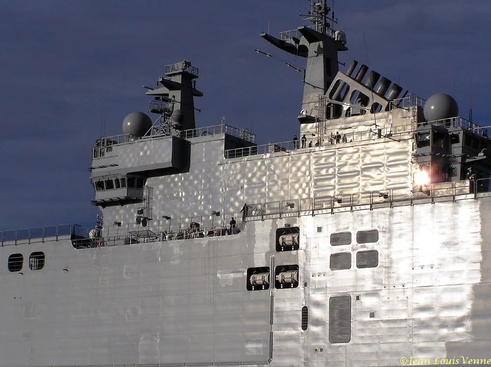 Jeux dâ€™ombre et de lumiÃ¨re sur la coque du Mistral