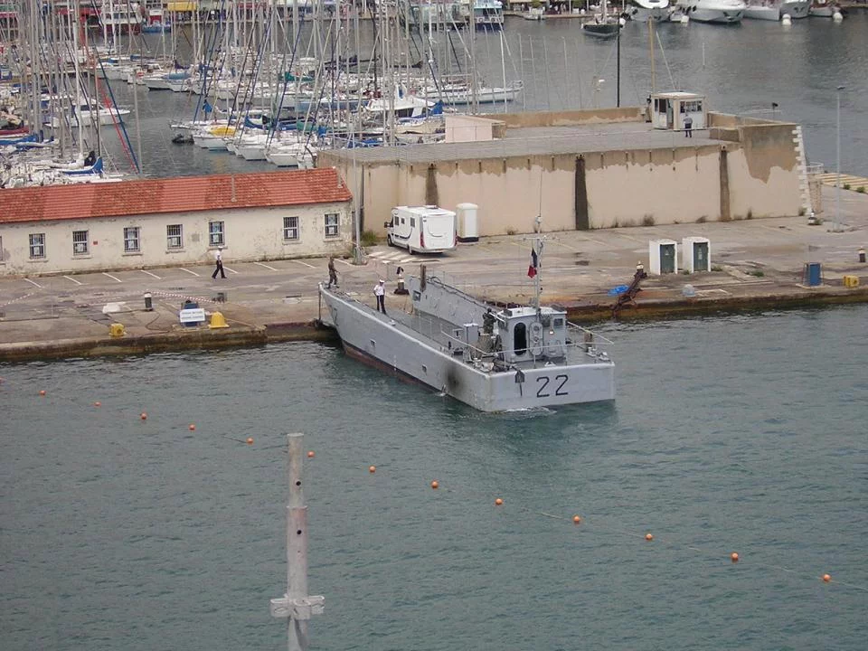 Le chaland de débarquement qui va vous amener à bord