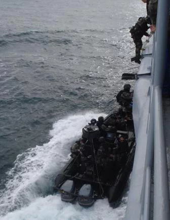 Les commandos montent à bord