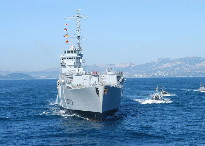 Le TCD Orage en mer acompagné par trois chalands de transports mobiles