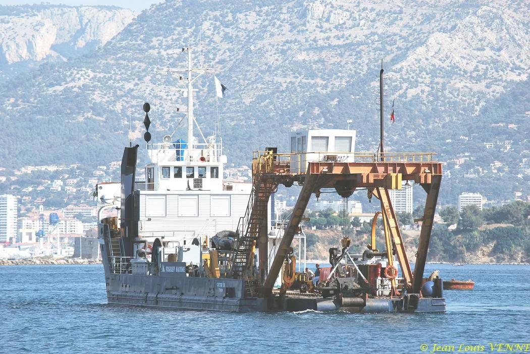 La barge prépare les ancrages