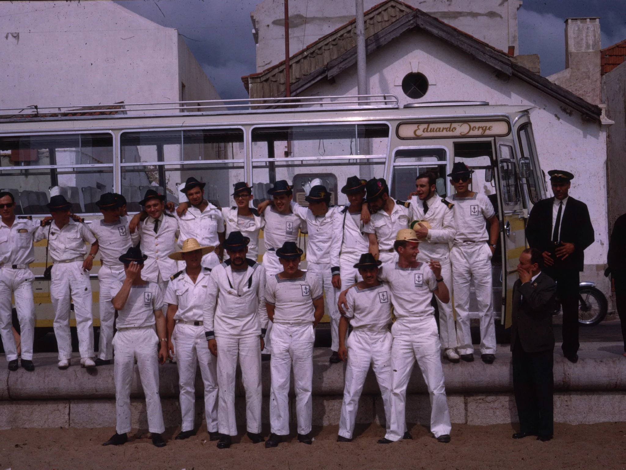 Une partie de l'équipage  en route pour visiter le fort de l'Alambra  (Espagne)