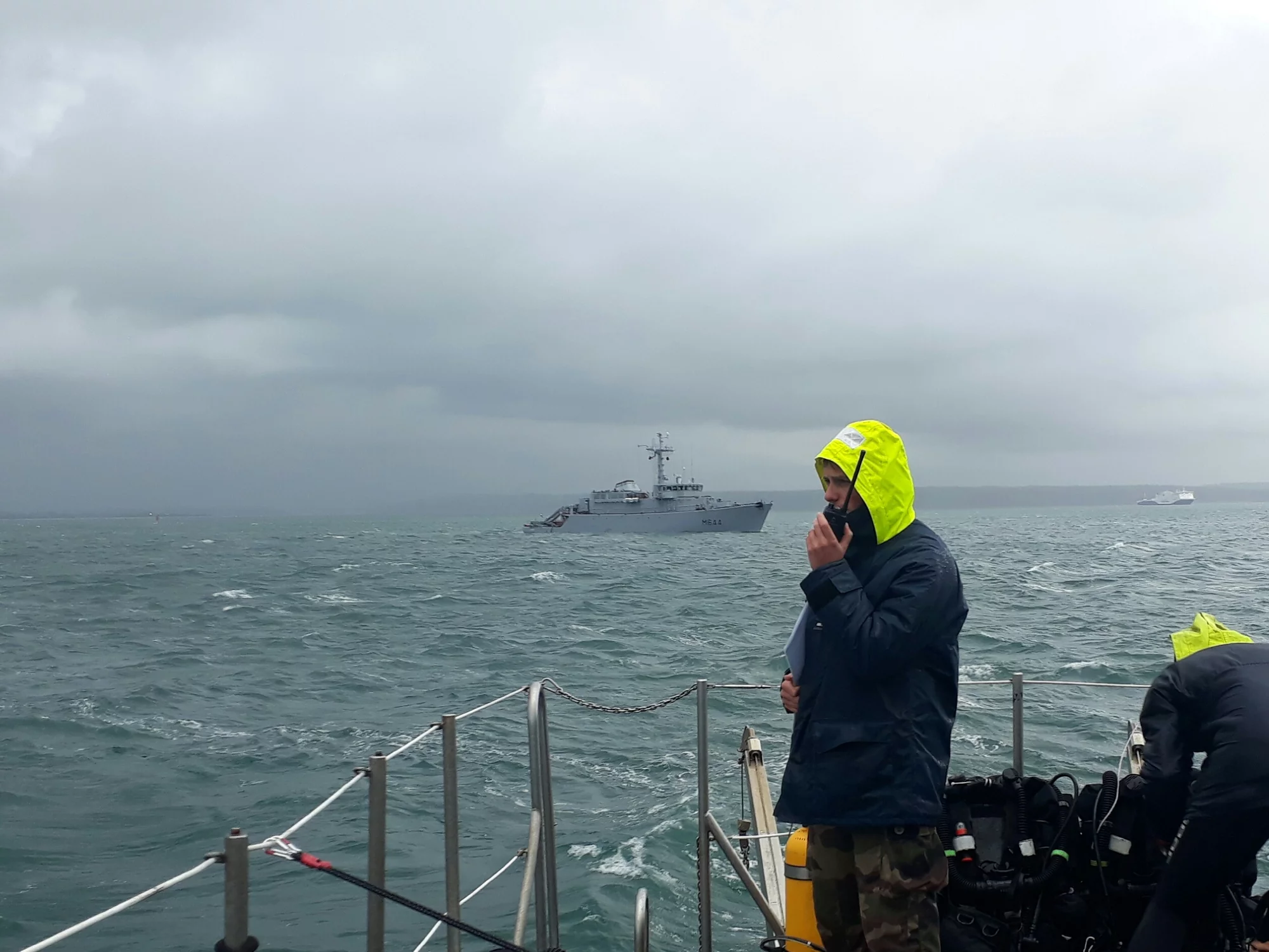 Des chasseurs de mines scrutent le fond