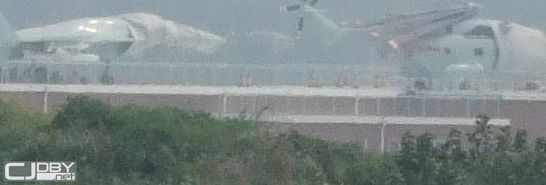 Maquettes d'avions sur le toit