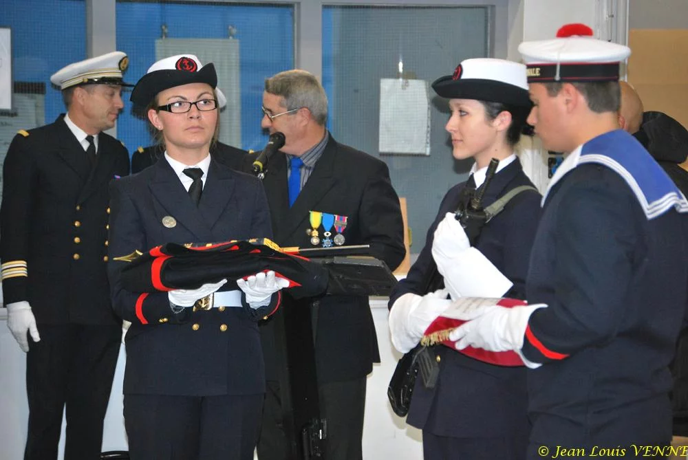 Présentation au fanion des stagiaires du centre PMM de La Seyne sur Mer