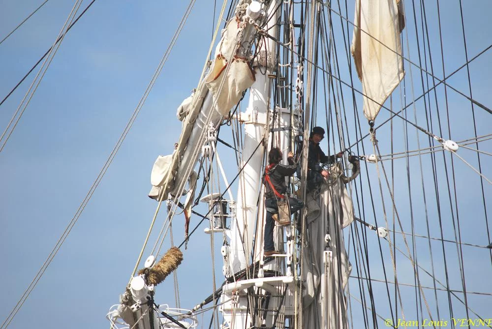 L’équipage installe les voiles sur les vergues du Bélem