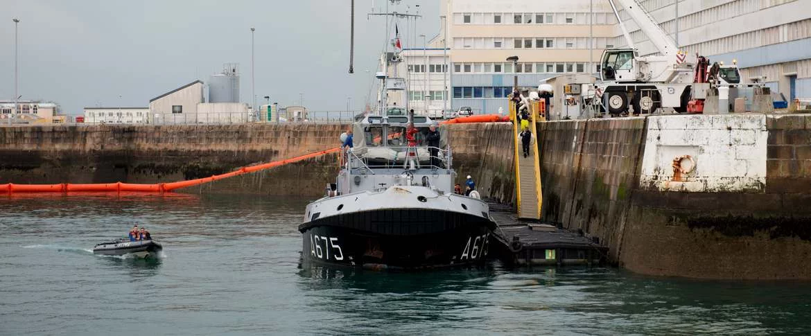 Intervention des équipes anti-pollution dans la rade de Cherbourg