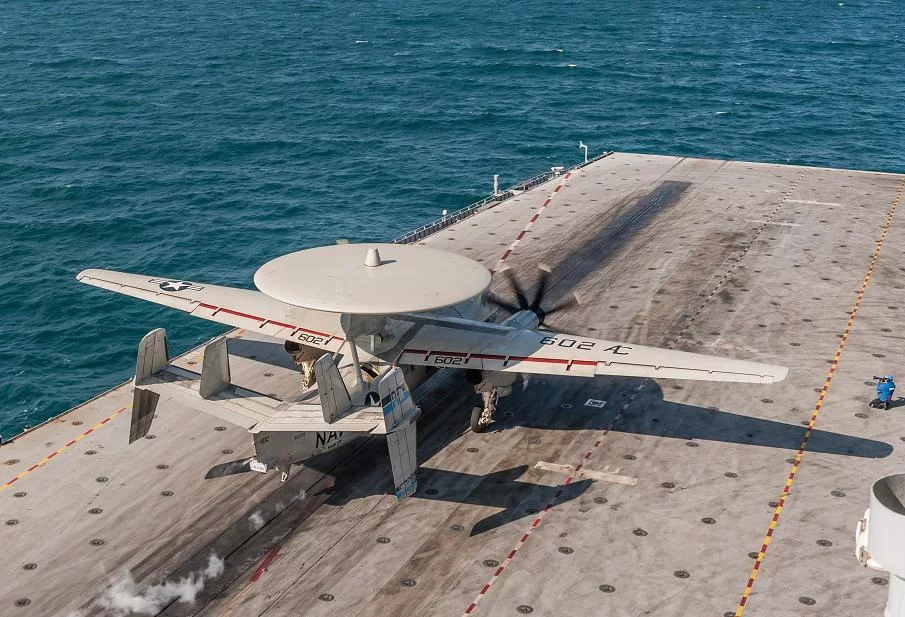 Un E-2C Hawkeye américain catapulté depuis le Charles de Gaulle