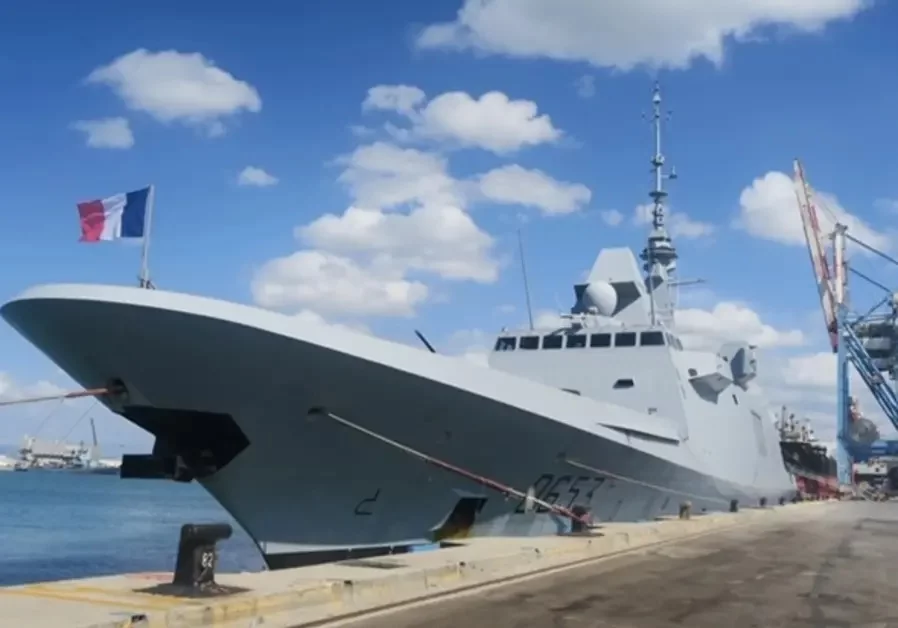La frégate Languedoc dans le port de Haïfa