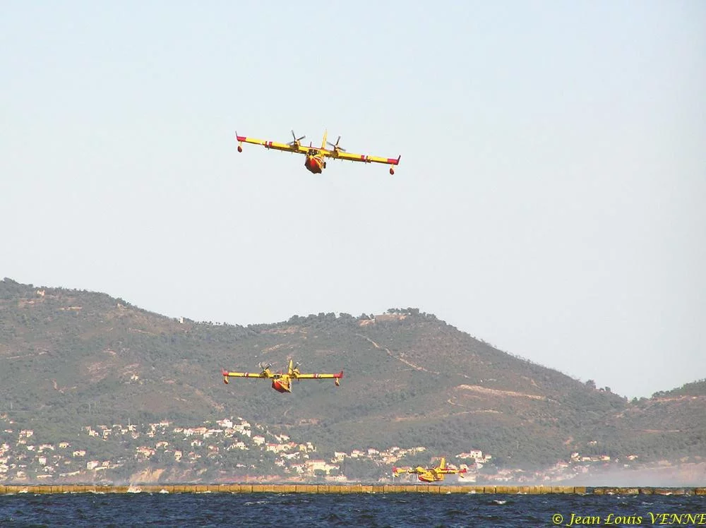 Les Canadairs interviennent au-dessus de Saint Mandrier