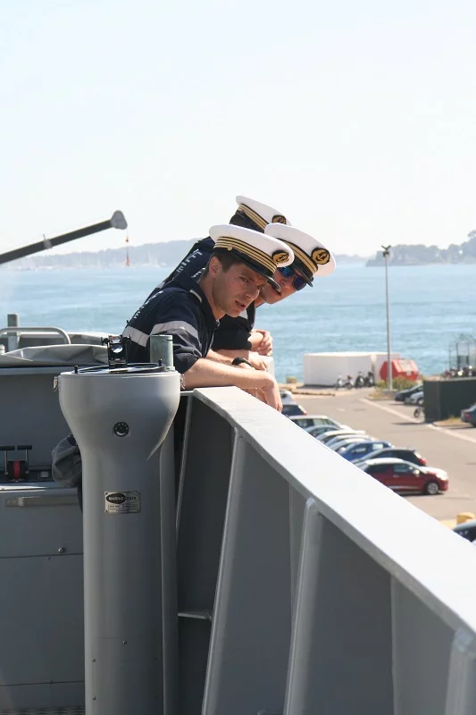 Le commandant et les officiers surveillent l'appareillage