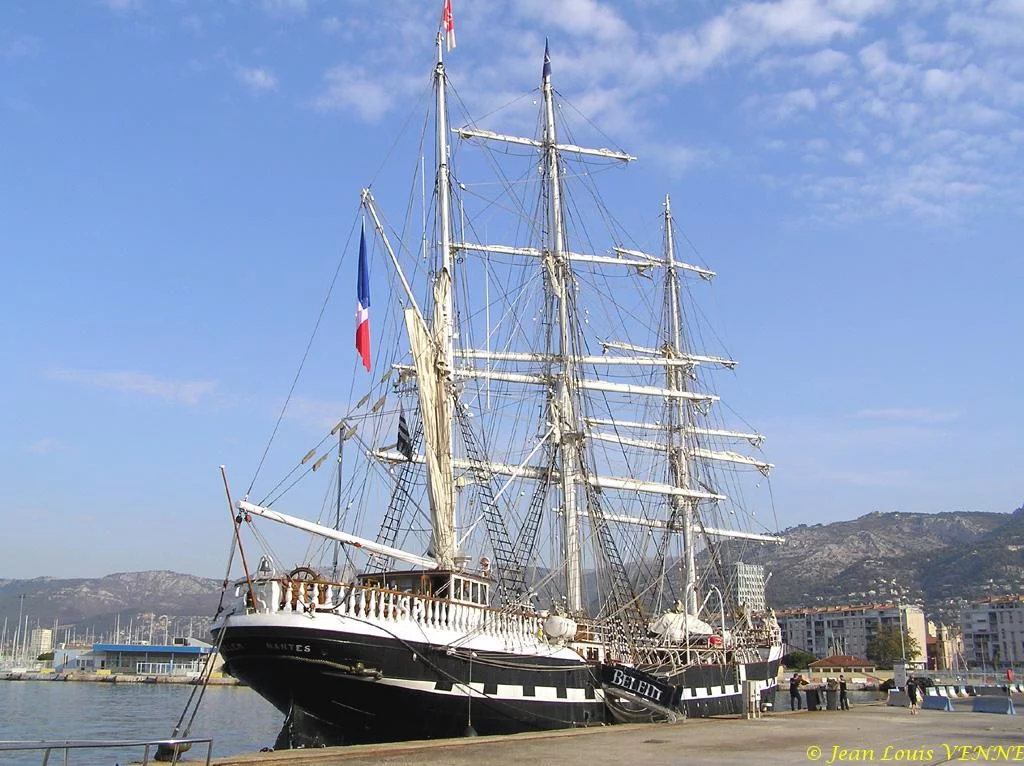 Le Bélem change de quai