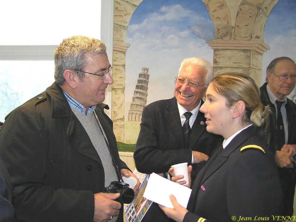 L'officier de communication et un ancien élève du GEEM