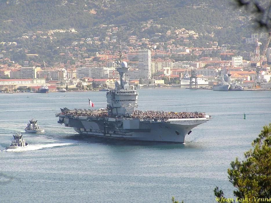 La sortie des familles du Charles de Gaulle
