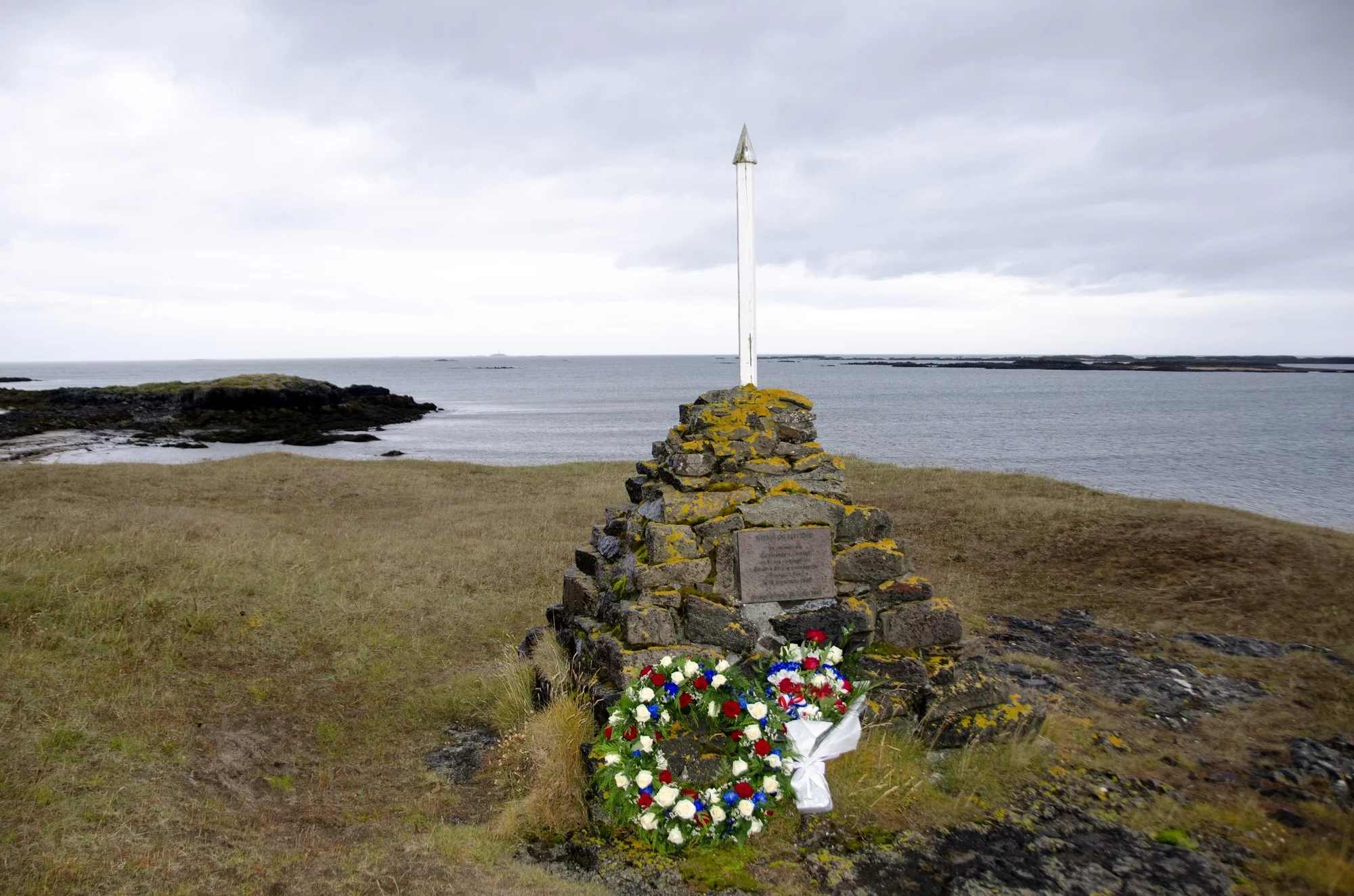 Le cairn érigé à proximité des lieux du naufrage du « Pourquoi Pas ? »