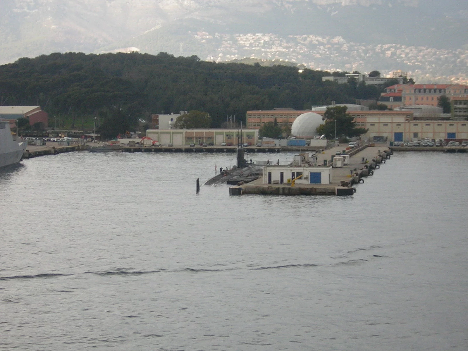 L'USS Springfield à quai dans la base navale de Toulon