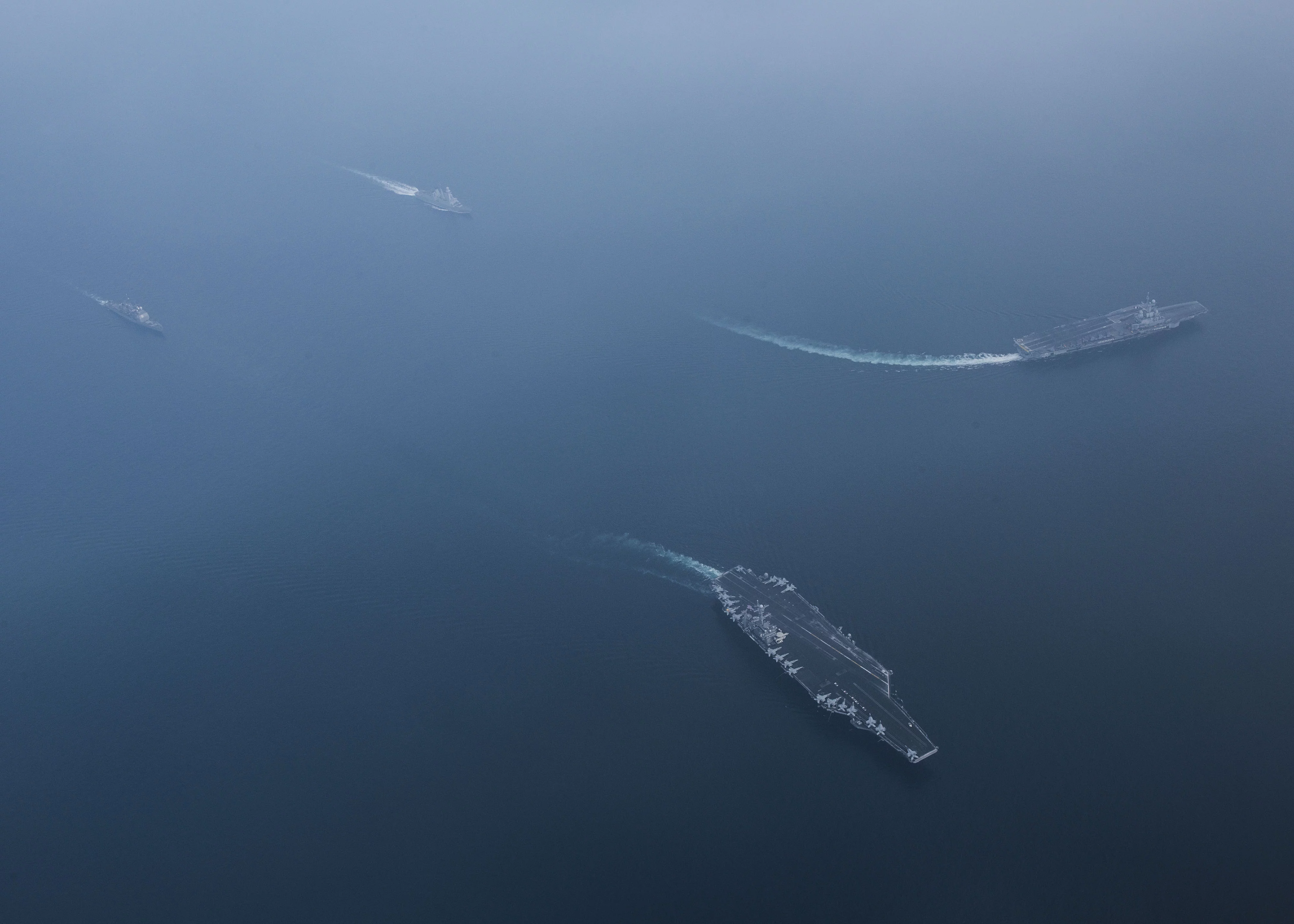 Les porte-avions USS Harry S. Truman et Charles de Gaulle, le croiseur lance-missiles USS Gettysburg et la frégate Forbin se séparent après avoir navigué en formation