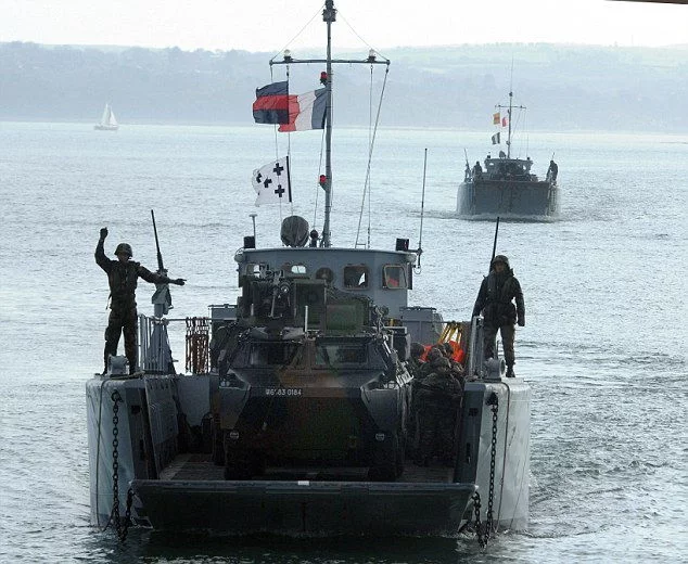 Un engin de débarquement approche de la plage