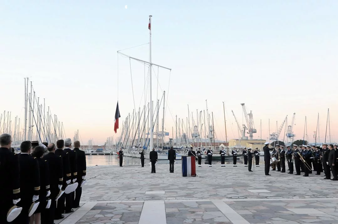 1ère levée des couleurs sur la base de défense de Toulon
