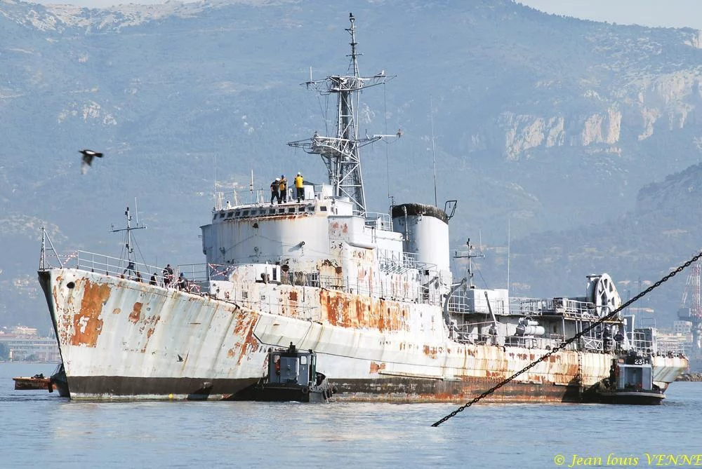 La coque de l’ex-aviso escorteur Commandant Rivière transférée de Saint-Mandrier à la base navale de Toulon
