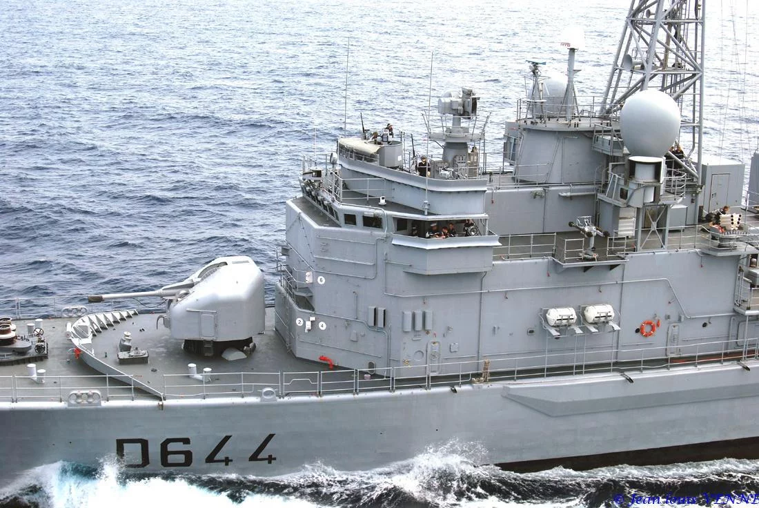 La frégate Primauguet se présente pour un ravitaillement à la mer