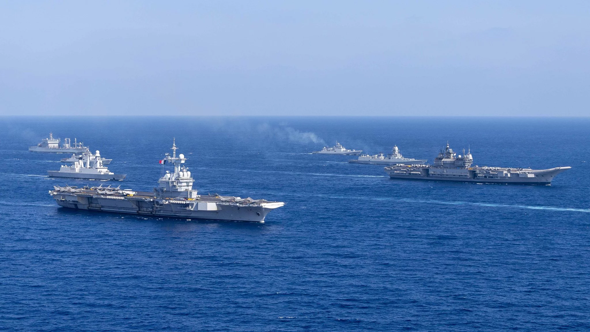 Les porte-avions Charles de Gaulle et indien INS Vikrant accompagnés par d'autres bâtiments