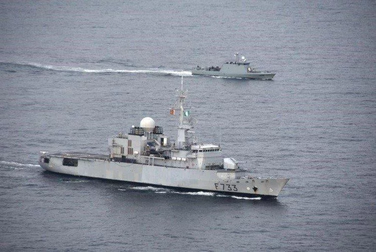 La frégate Ventôse et un bâtiment de la marine nigériane