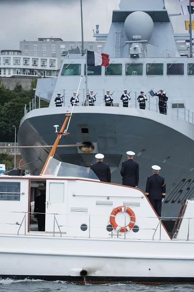 L'amiral Rogel passe en revue les bâtiments du port de Brest