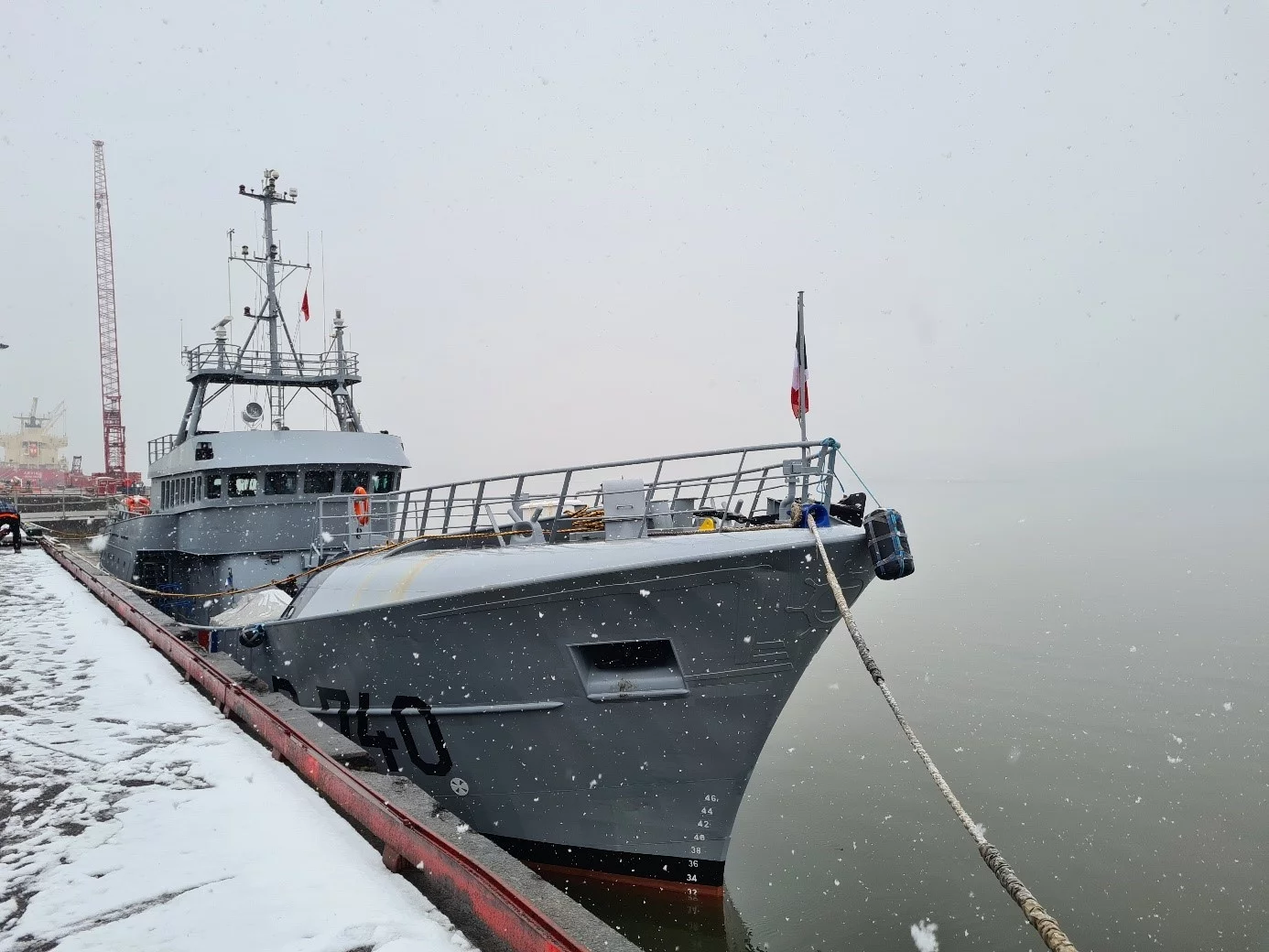 Le patrouilleur Fulmar acosté sous la neige