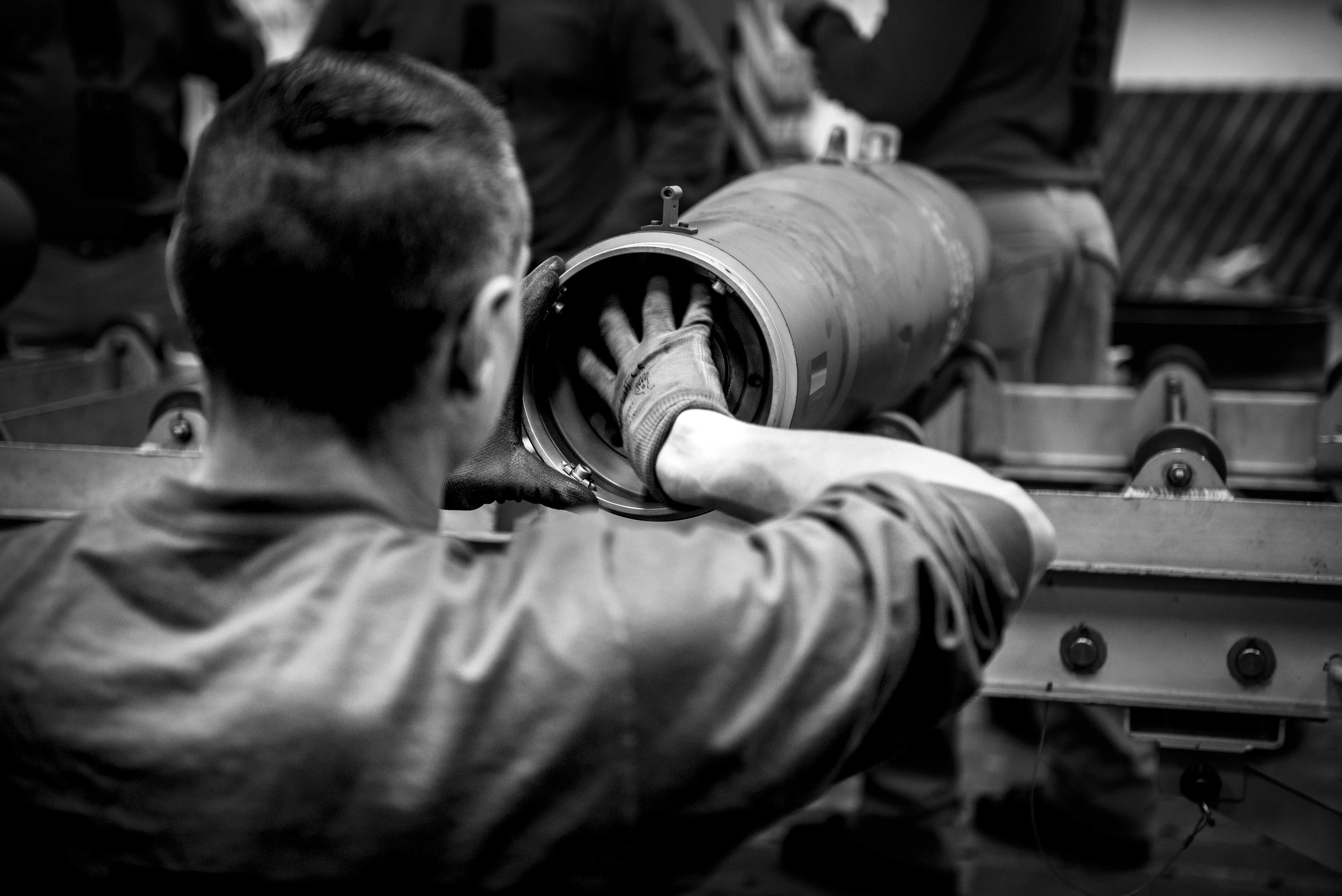 Un marin français s'entraîne à armer une munition d'exercice