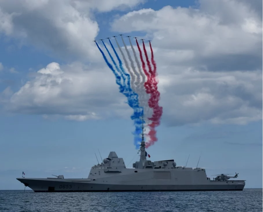 La patrouille de France survole la FREMM Bretagne