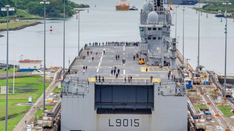 Le porte-hélicoptères Dixmude dans une des écluses du canal de Panama