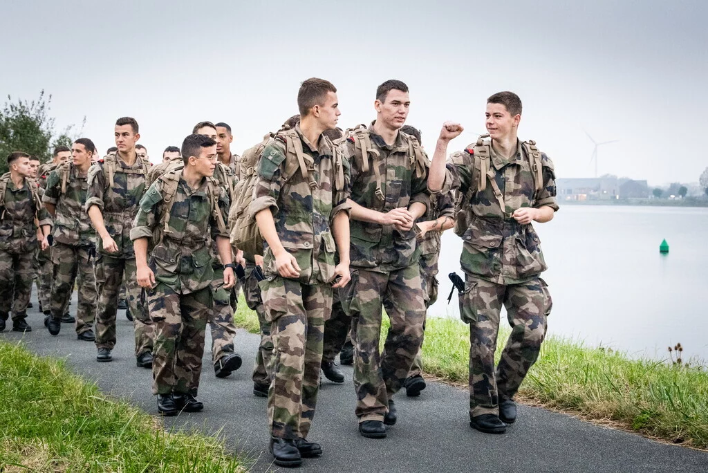 Les fusiliers marins marchent vers Dixmude