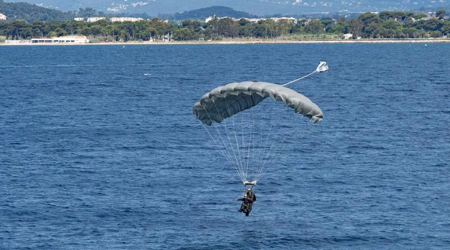 Un commando-marine parachuté au-dessus de la mer