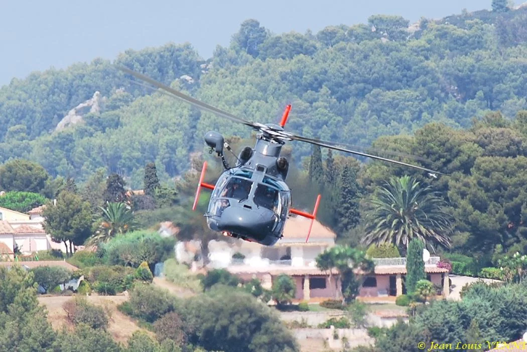 L'hélicoptère Dauphin de service public survole la rade de Bandol
