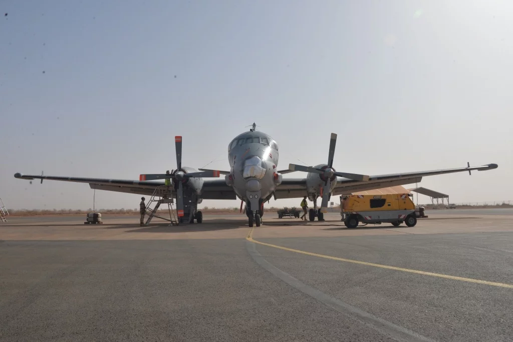 Un avion de patrouille maritime ATLANTIQUE 2 sur la base aérienne projetée de Niamey