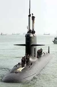 Le KD Tunku Abdul Rahman, le premier sous-marin malaisien accoste à Port Klang