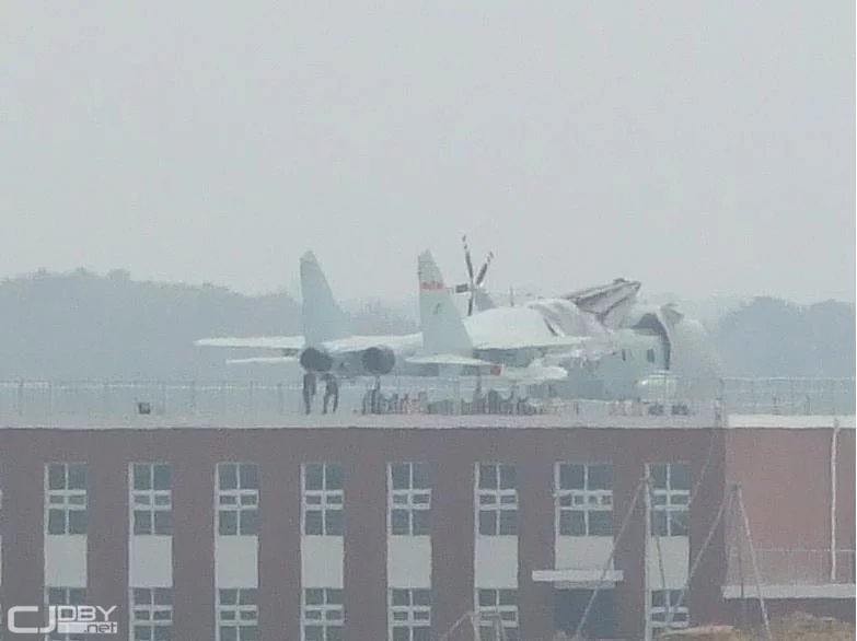 Maquettes d'avions sur le toit