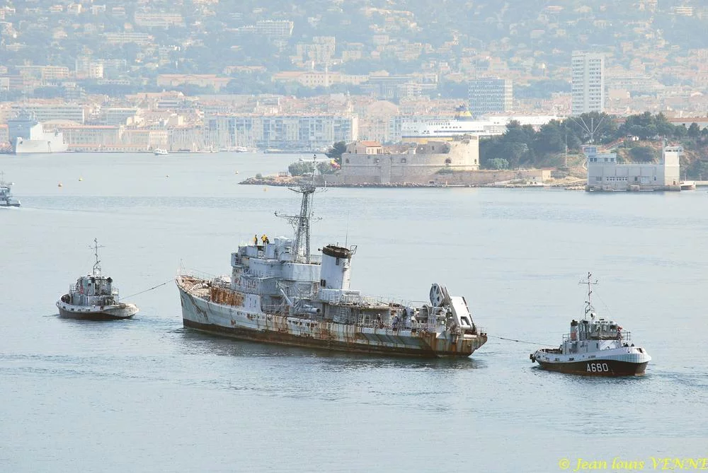 La coque de l’ex-aviso escorteur Commandant Rivière transférée de Saint-Mandrier à la base navale de Toulon