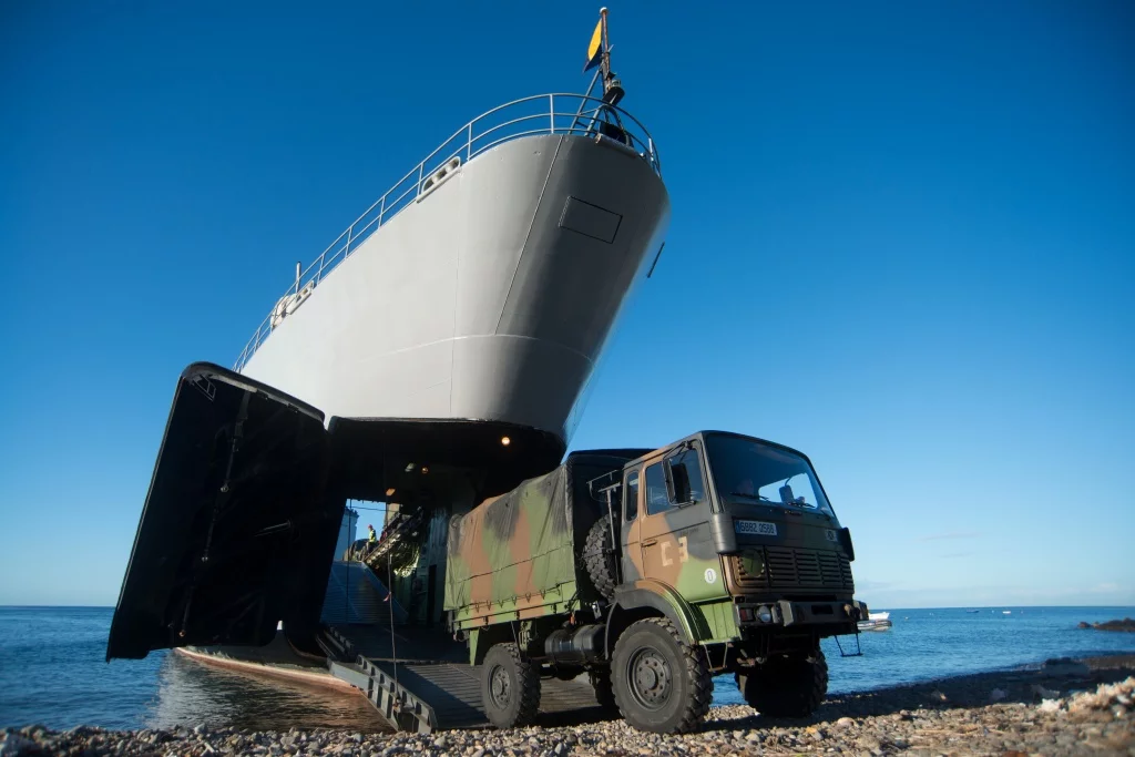 Les camions débarquent du Dumont d’Urville