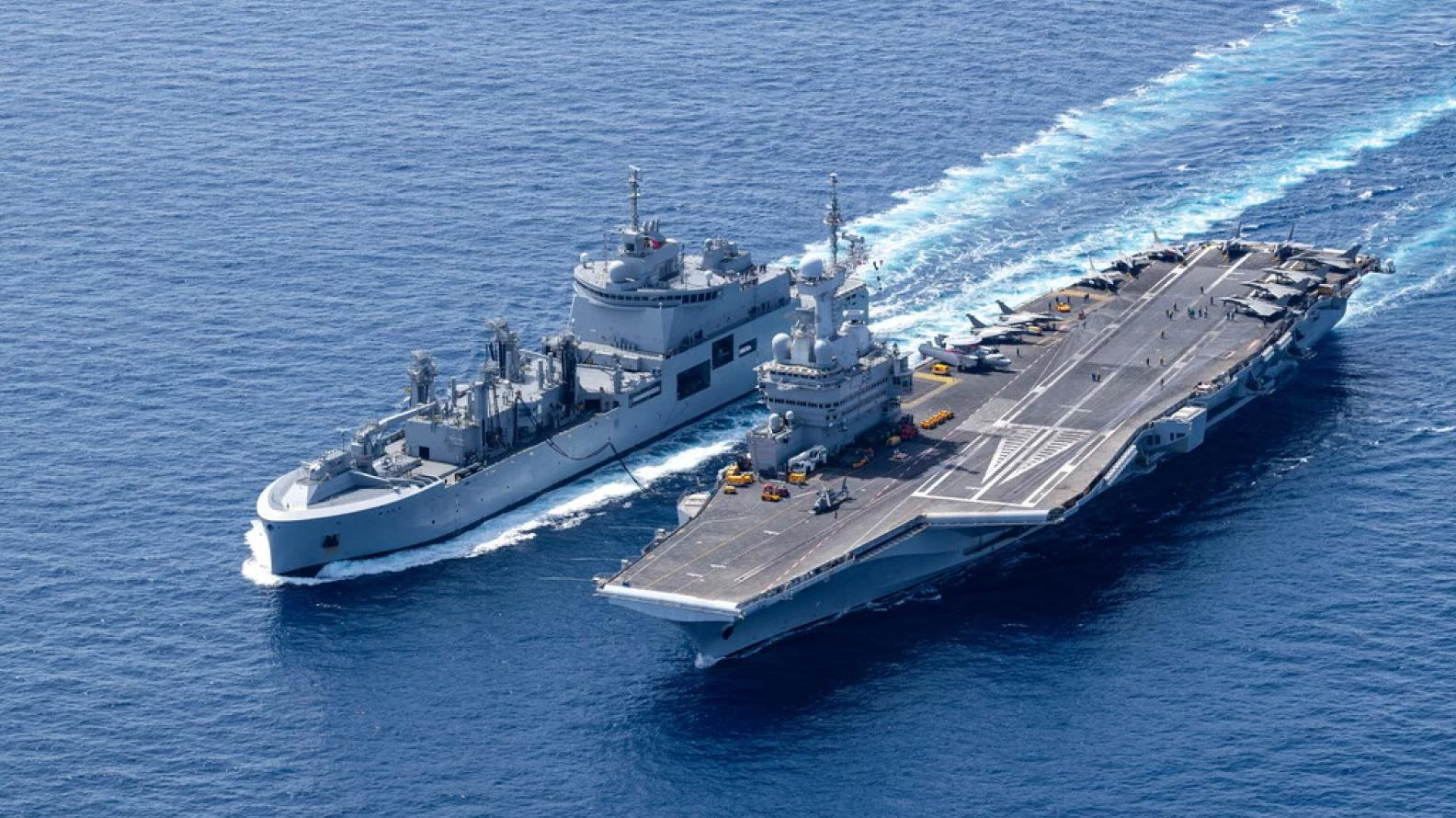 Le Jacques Chevallier et le Charles de Gaulle