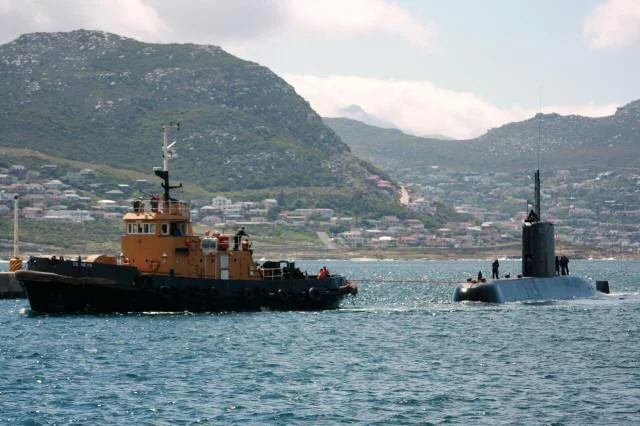 Le Charlotte Maxeke rentre au port avec l'aide d'un remorqueur