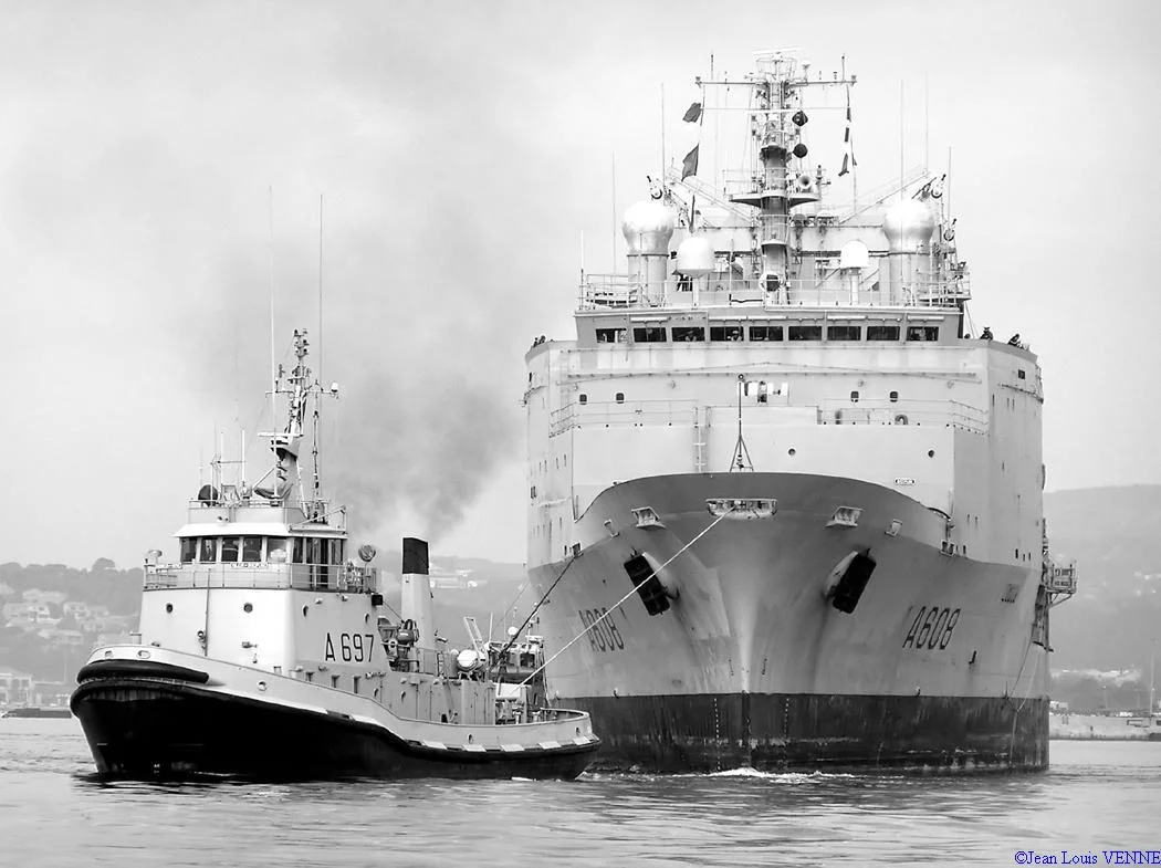 Le Var remorqué vers le Lazaret